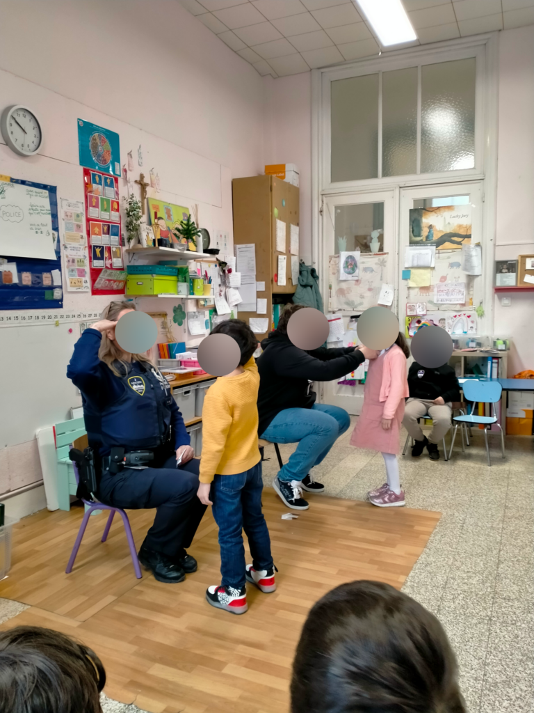 Une rencontre enrichissante : la police et son maître-chien en visite à l’Institut de l’Annonciation 2 IMG20250311095045 scrubbed 1