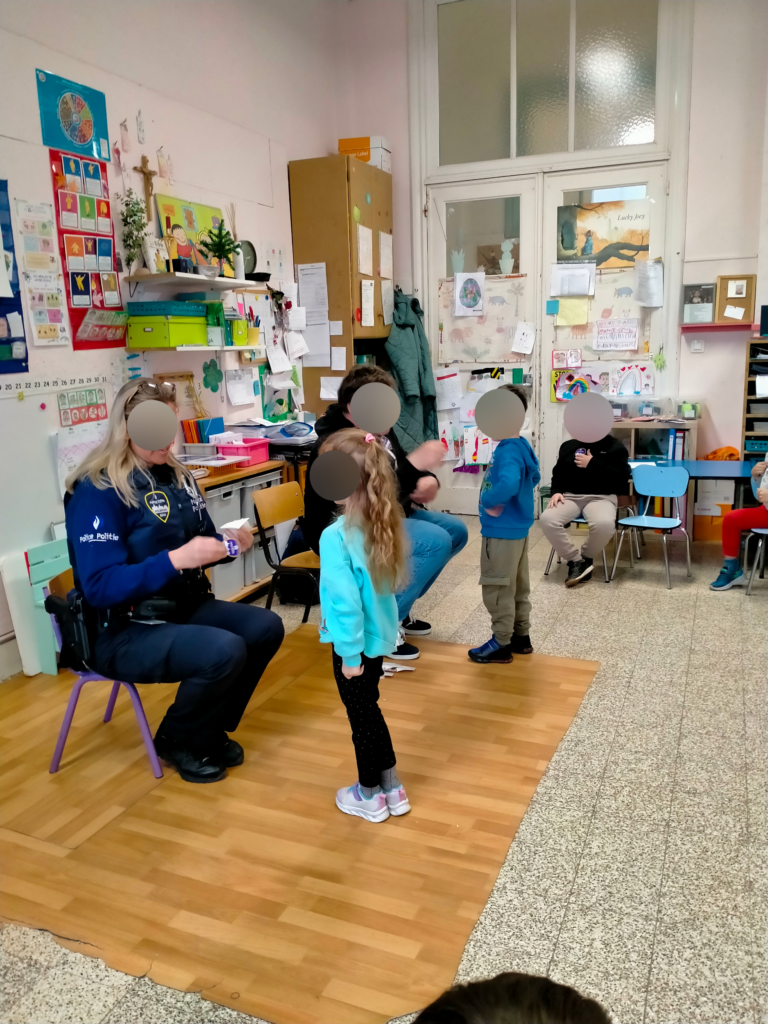 Une rencontre enrichissante : la police et son maître-chien en visite à l’Institut de l’Annonciation 3 IMG20250311095248 scrubbed 1