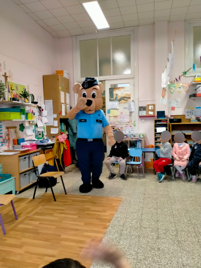 Une rencontre enrichissante : la police et son maître-chien en visite à l’Institut de l’Annonciation 4 IMG20250311100056 scrubbed 1